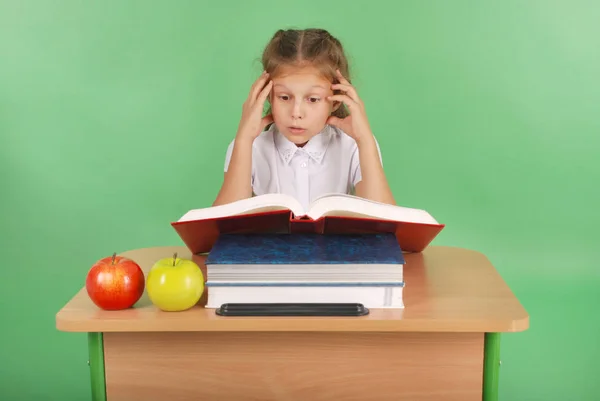 Onderwijs, mensen, kinderen en school concept - jonge school meisje — Stockfoto
