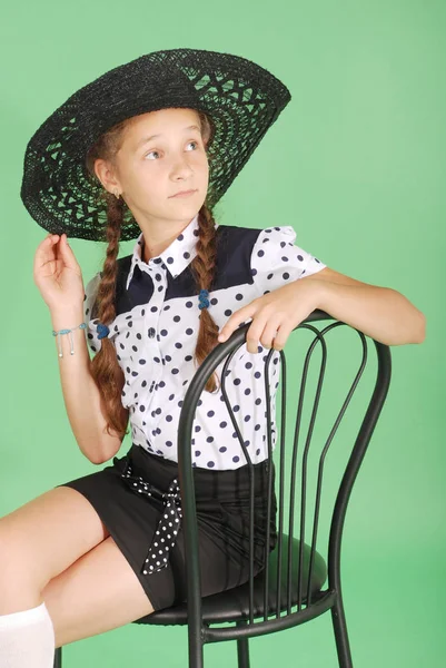 Menina bonita em chapéu preto em sua cabeça — Fotografia de Stock