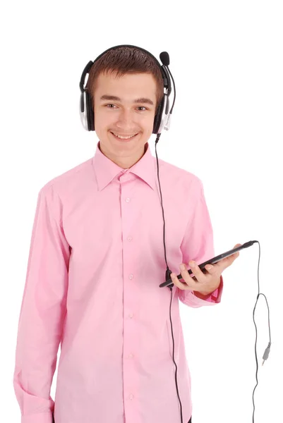 Молодой человек держит за руки планшетный компьютер и слушает музыку — стоковое фото