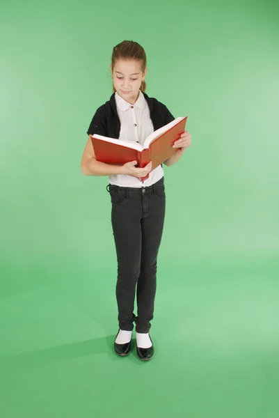 Молодая школьница с красной книгой — стоковое фото
