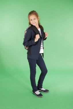 Genç liseli kız sırt çantası ile