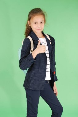 Başparmak gösterilmesini gülümseyen genç liseli kız