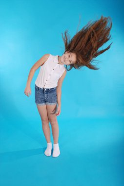 Genç kız saçını atar