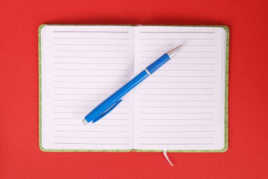 Beyaz defter ve mavi kalem