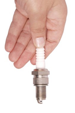 Yeni kıvılcım fişi bir el (kırpma yolu)