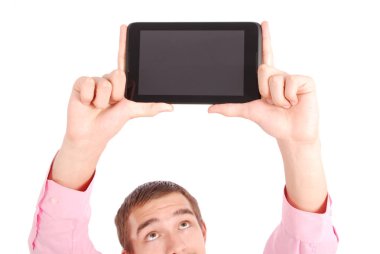 Genç adam ellerini tablet holding