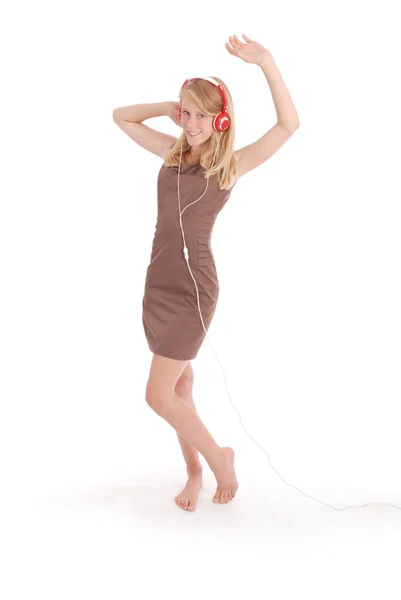 Poslech hudby docela dospívající dívka na její sluchátka — Stock fotografie