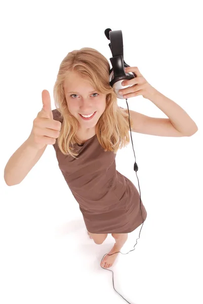 Chica encantadora escuchando una música con auriculares —  Fotos de Stock