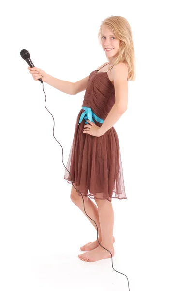Prachtige tienermeisje met microfoon — Stockfoto