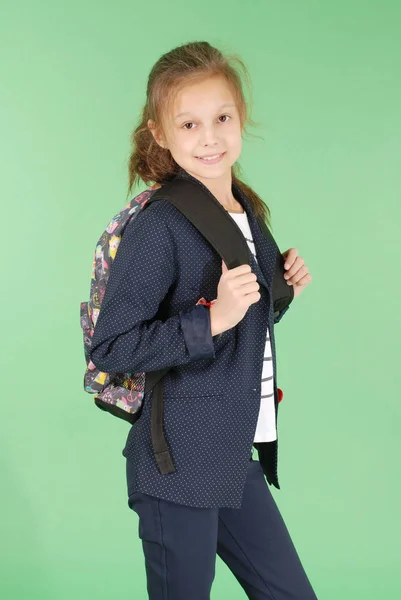 Junges Schulmädchen mit Rucksack — Stockfoto