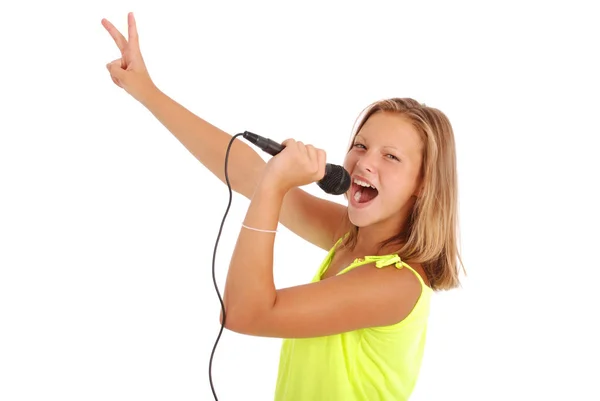 Feliz joven hermosa chica cantando con micrófono —  Fotos de Stock