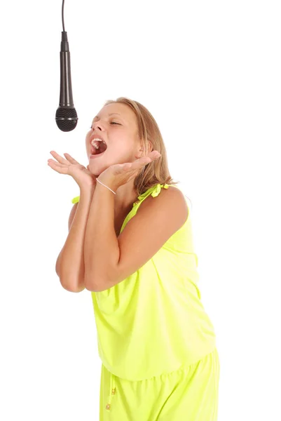 Feliz joven hermosa chica cantando con micrófono — Foto de Stock