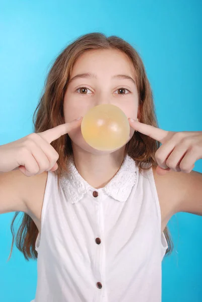 Fille soufflant une grande bulle de gomme à bulle — Photo