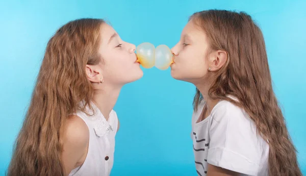 Dos chicas jóvenes jugando con chicle —  Fotos de Stock