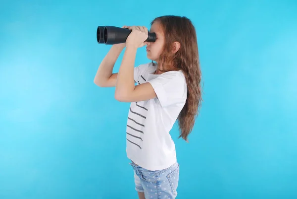 Mladá dívka s dalekohledem — Stock fotografie