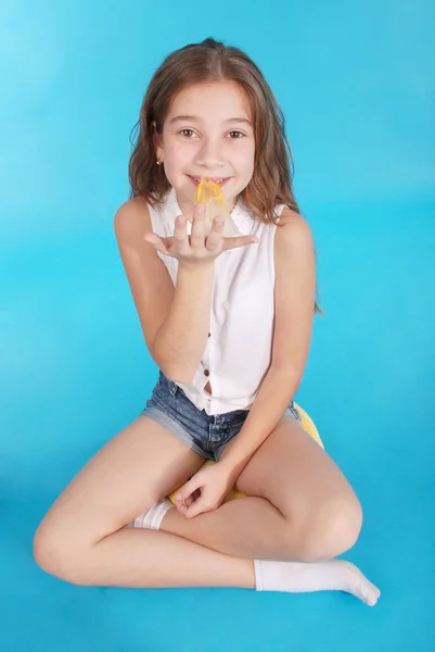 Молода дівчина грає з жувальною гумкою — стокове фото