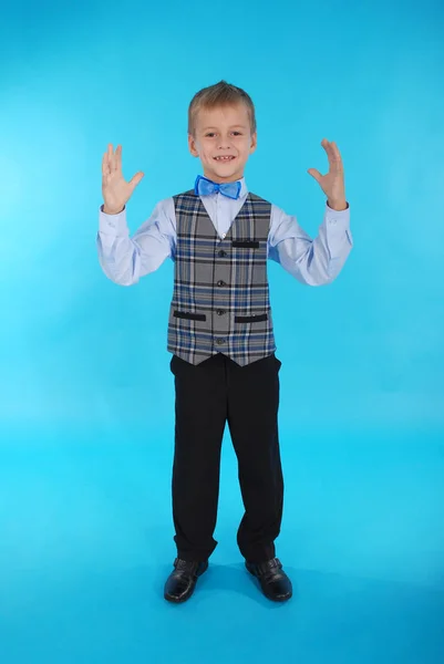 Okul üniforması giyen çocuk — Stok fotoğraf