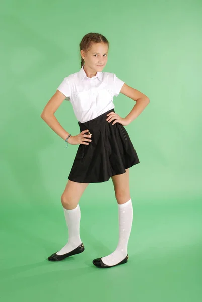 Güzel genç kız okul üniformalı — Stok fotoğraf