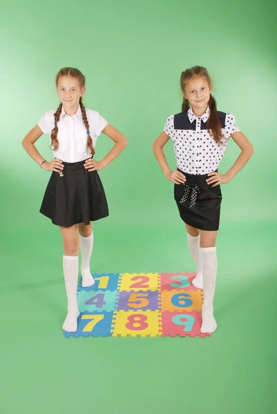 Deux filles sur le tapis avec des chiffres — Photo