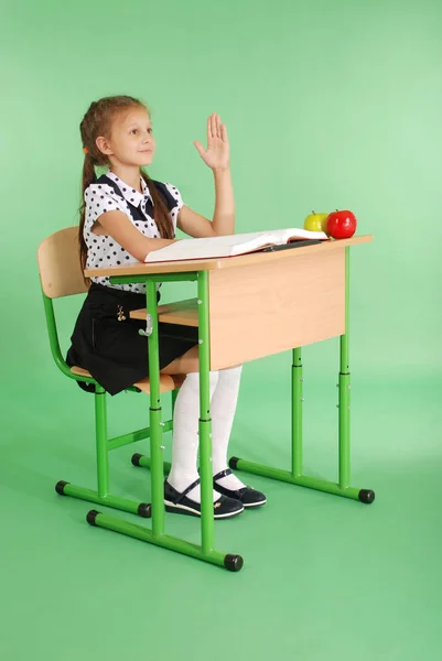 Holka ve školní uniformě zvyšovat ruku položit otázku — Stock fotografie