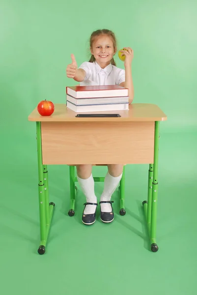 Educação, pessoas, crianças e conceito de escola - menina da escola jovem — Fotografia de Stock