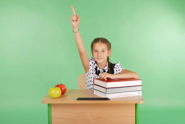 Κορίτσι σε μια σχολική στολή αύξηση το χέρι να θέσω ερώτηση — Φωτογραφία Αρχείου
