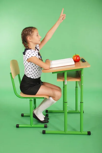 Meisje in een schooluniform verhogen hand vraag — Stockfoto