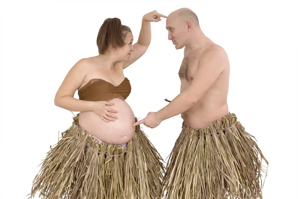 Homme et femme enceinte dans une robe en paille — Photo