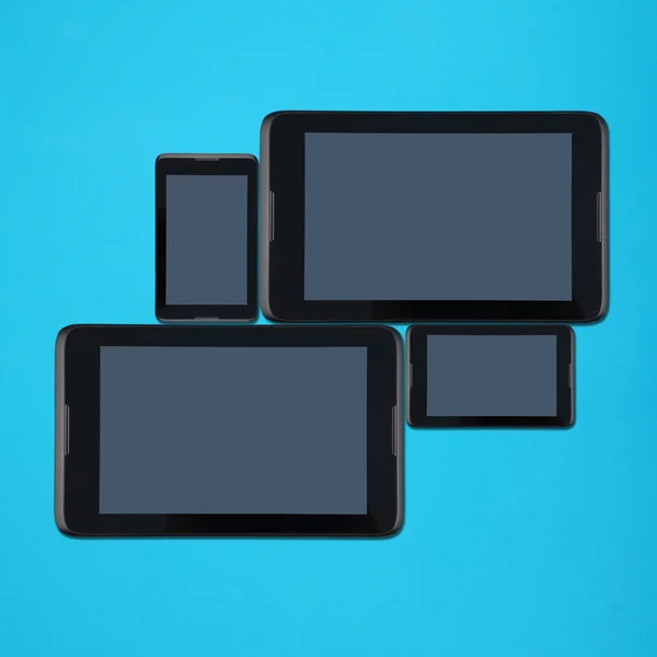 Komputer typu tablet i smartphone leżące obok siebie — Zdjęcie stockowe