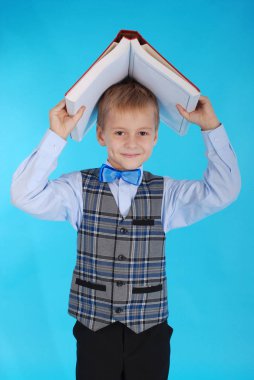 Bir kitap başında okul üniformalı çocuk