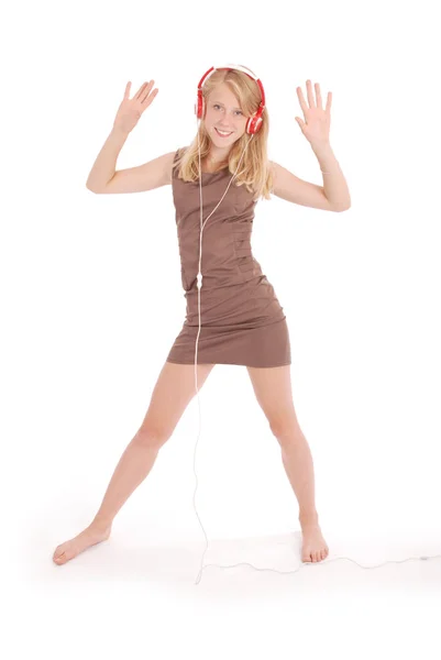 Bastante adolescente escuchando música en sus auriculares — Foto de Stock