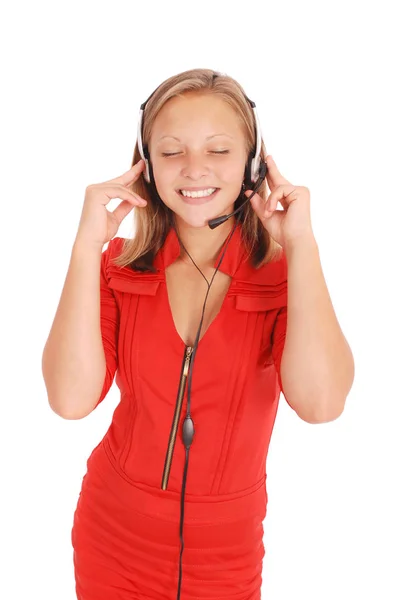 Bastante adolescente escuchando música en sus auriculares — Foto de Stock