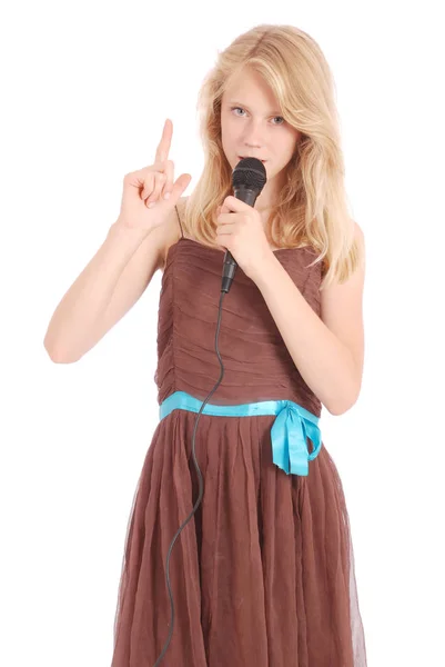 Jovem feliz menina bonita cantando com microfone — Fotografia de Stock