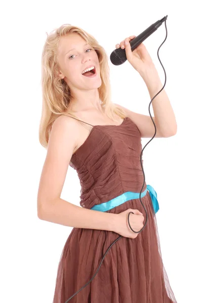 Szczęśliwy Młoda piękna dziewczyna śpiewa z mikrofonem — Zdjęcie stockowe