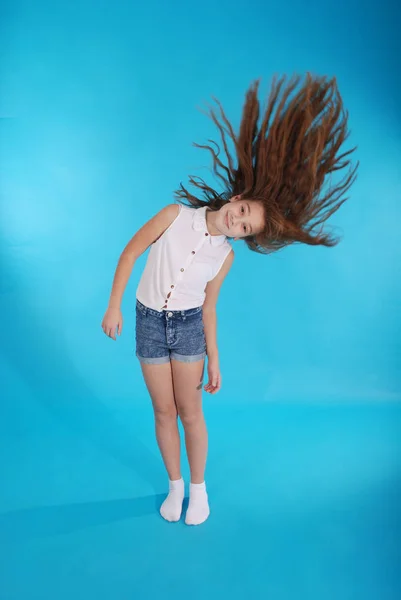 Молода дівчина кидає волосся — стокове фото