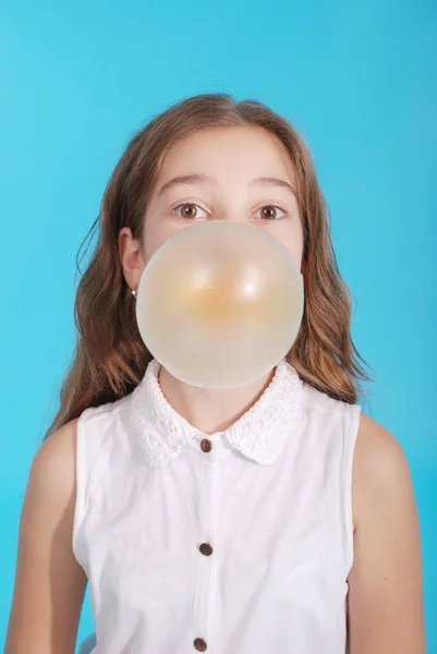 Chica soplando una gran burbuja de goma de mascar — Foto de Stock