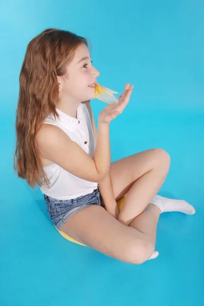 Jeune fille jouer avec chewing-gum — Photo