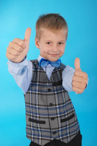 Colegial mostrando dos pulgares hacia arriba — Foto de Stock