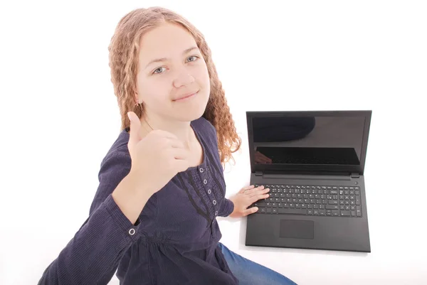 Ευτυχισμένος φοιτητής εφηβικό κορίτσι με φορητό υπολογιστή — Φωτογραφία Αρχείου