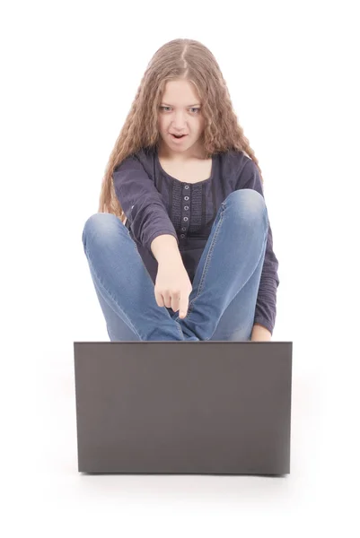 Diák tizenéves lány ül a földön, laptop — Stock Fotó