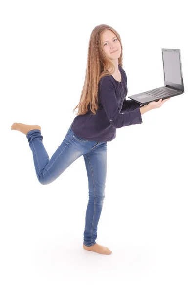 Lachende student tienermeisje met laptop — Stockfoto