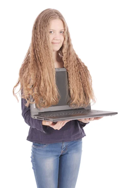 Lächelnde Studentin Teenager-Mädchen mit Laptop — Stockfoto