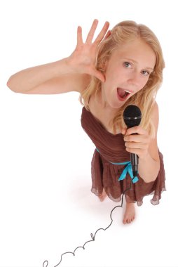 Mutlu genç güzel kız mikrofon ile şarkı