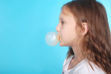 Genç kız balonu sakız ile yapıyor
