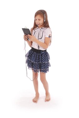 Kulaklıklar ve tablet pc ile güzel şirin mutlu genç kız