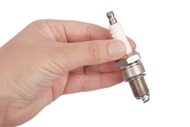 Yeni kıvılcım fişi bir el (kırpma yolu)