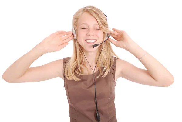 Bastante adolescente escuchando música en sus auriculares — Foto de Stock