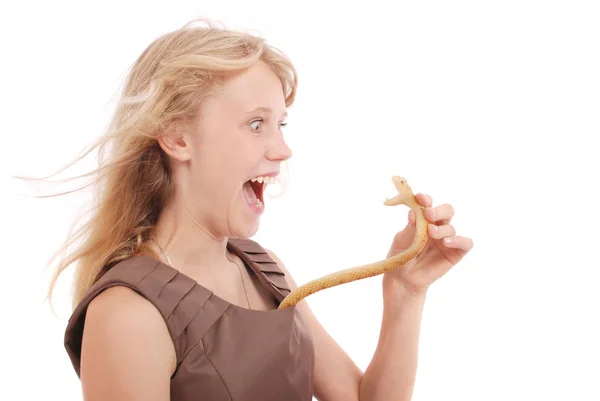 Adolescente luta com cobra de brinquedo, simulando o medo de uma cobra — Fotografia de Stock