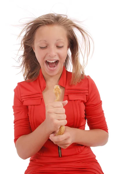 Adolescente luta com cobra de brinquedo, simulando o medo de uma cobra — Fotografia de Stock