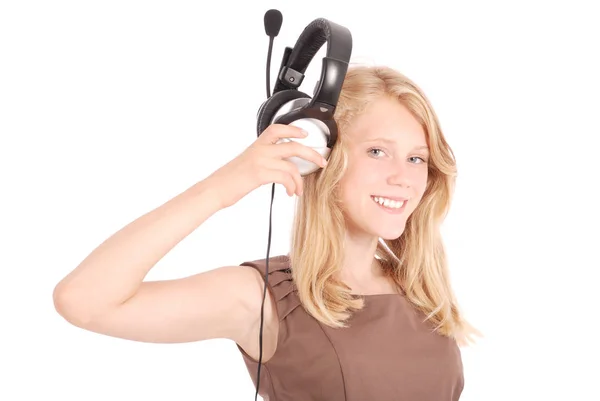 Mooi meisje een muziek met koptelefoon luisteren — Stockfoto